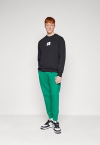 Jordan M J ESS STMT FLC CREW - Sweatshirt - black