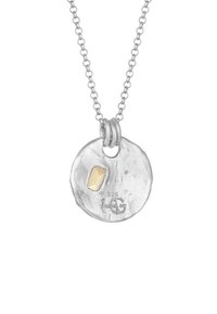 Ciondolo circolare in argento con superficie texturizzata, caratterizzato da una pietra beige facettata e contrassegnato "925" sul retro, attaccato a una catena.