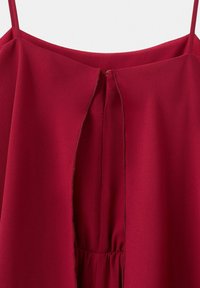 Czerwona sukienka bez rękawów z cienkimi ramiączkami i przednim wycięciem w kształcie klucza, marszczona w talii.