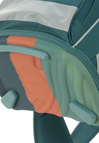 Sac à dos avec des blocs de couleur bleu canard et orange, texture rembourrée, fond renforcé et accents turquoise. Présente des détails réfléchissants argentés.