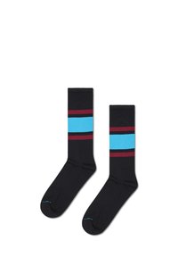Černé ponožky s dvěma horizontálními pruhy: jedním světlemodrým a dvěma vínovými, s žebrovanou texturou a zesílenou špičkou.