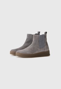 Bottines en daim gris avec des panneaux latéraux élastiques, une languette et une semelle en caoutchouc. Le design présente une texture lisse et un bout arrondi.