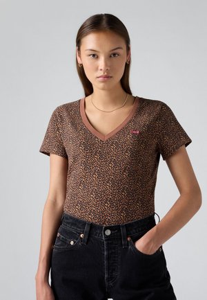 Leopardenmuster V-Ausschnitt T-Shirt in Braun und Schwarz, mit kurzen Ärmeln. Verfügt über einen kontrastierenden braunen Kragen und ein kleines rotes Logo auf der Brust.