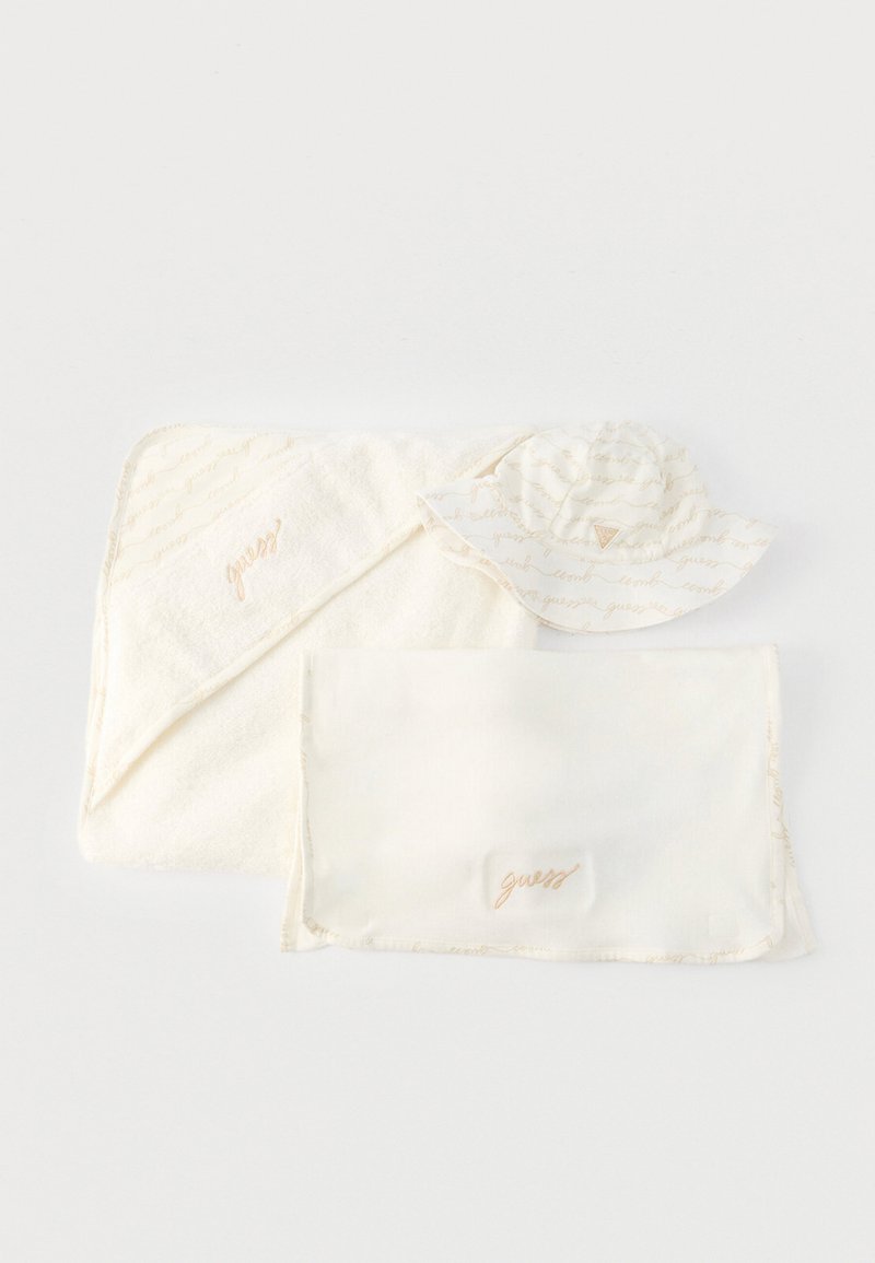 Serviette à capuche pour bébé de couleur crème douce, couverture assortie et chapeau de soleil à large bord avec une inscription beige subtile et un logo brodé.