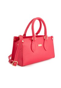 Rote Ledertasche mit strukturiertem Finish, doppelten Tragegriffen, abnehmbarem Schultergurt und goldfarbenen Hardware-Akzenten.