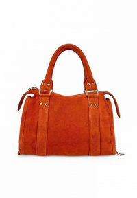 Sac à main en daim orange avec doubles anses supérieures, matériel en ton doré et détails cousus sur les côtés. Forme compacte et structurée.