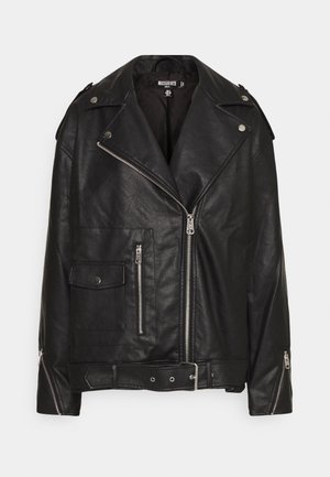 Veste biker noire en similicuir avec fermetures éclair argentées, boutons-pression, ceinture à l’ourlet et détails de poche, taille large de Missguided.