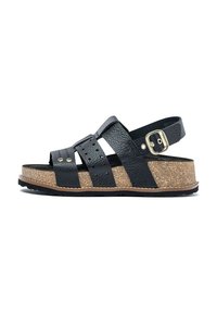 Sandalia de cuero negro con tres correas anchas y una correa en el tobillo con hebilla. Media suela de corcho y suela exterior texturizada negra. Perforaciones para transpirabilidad.
