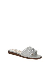 Infradito argentata con una texture intrecciata, due fibbie larghe con dettaglio a nodo e una suola piatta con un sottile accento in legno.