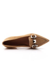 Bežové semišové baleríny s špičatou špičkou a stříbrnými detaily a prošíváním. Hladký povrch a elegantní design.