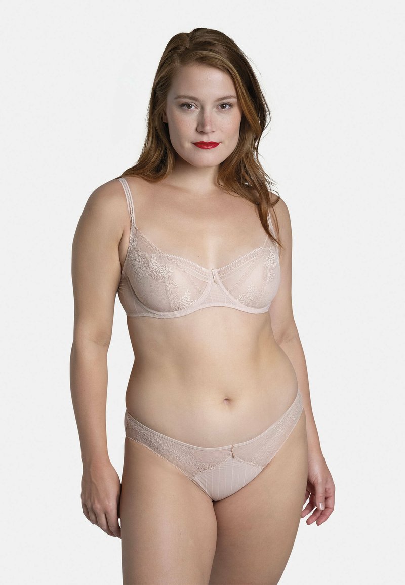 Hellrosa Spitzen-BH mit verstellbaren Trägern, verziert mit floraler Stickerei und einem transparenten Design. Kombiniert mit passenden Pantys mit Spitzenbesatz.