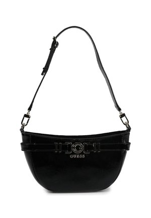 Zwarte handtas van imitatieleer met een afgeronde vorm, voorzien van een zilveren logo en hardware accenten, en een verstelbare schouderriem.