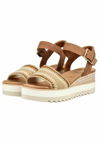 Bruine sleehak sandalen met gevlochten voorbanden, enkelgespen en witte geribbelde platforms zolen.