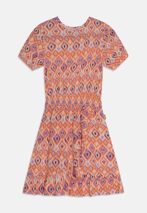 Robe à manches courtes avec taille smockée, présentant un motif géométrique vibrant orange, violet et lavande, et un ourlet volanté.