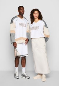 Nike Performance NBA CITY EDITION CHICAGO BULLS HOCKEY - Topper langermet - white/oatmeal/hemp/dark steel grey