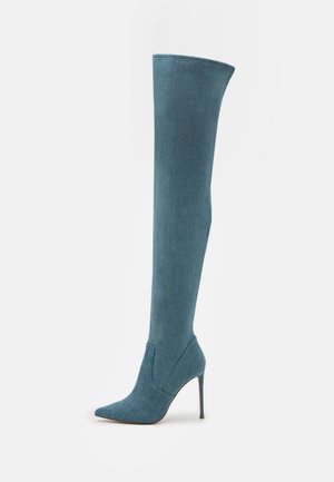 Blauwe denim over-de-knie laarzen met een spitse neus en hoge stiletto-hak. Gladde textuur met een aansluitend ontwerp en naadloze bovenkant.