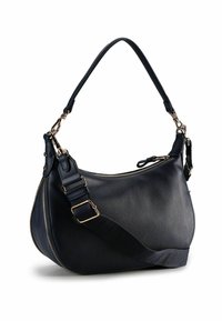 Borsa a tracolla in pelle nera con forma curva, ferrature dorate, chiusura con zip e tracolla removibile con dettagli testurizzati.