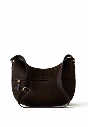 Borsa a tracolla in pelle marrone scuro con una larga tracolla regolabile e tasca frontale con cerniera su sfondo bianco.