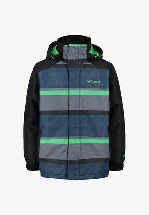 Veste d'hiver pour enfants avec des rayures horizontales bleues, grises, noires et vertes, une capuche et le logo « Protest » sur la poitrine et la manche.