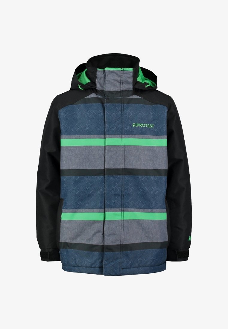 Veste d'hiver pour enfants avec des rayures horizontales bleues, grises, noires et vertes, une capuche et le logo « Protest » sur la poitrine et la manche.