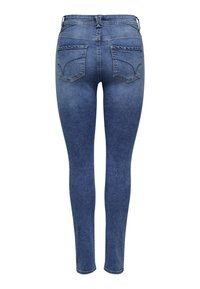 Jeans de denim azul ajustados con un tiro medio, dos bolsillos traseros y una textura suave. La tela tiene un lavado sutilmente desvanecido.