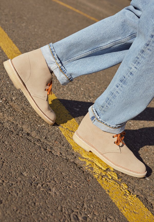 DESERT BOOT - Casual lace-ups - sand2