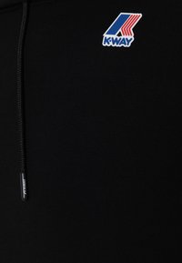 Felpa nera con finitura testurizzata, caratterizzata da un logo K-WAY in blu, rosso e bianco, e un cordino con punta nera.