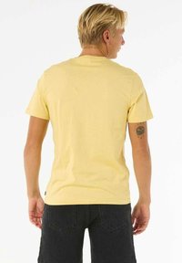 Gul bomulds T-shirt med standard pasform, korte ærmer og rund halsudskæring, med et ensfarvet design uden synlige logoer eller motiver.