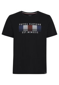 Fekete pamut póló, amelyen kék, fehér és piros vízszintes csíkokkal nyomtatott mintázat látható, a következő felirattal: "FQ1924 Clothing EST. MCMXXIC."