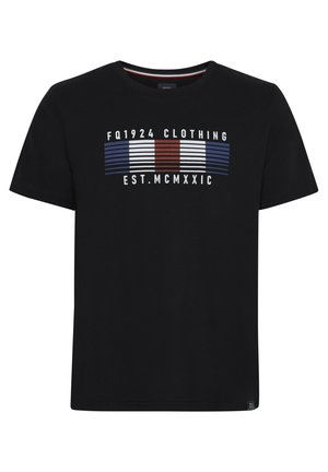 Melnā kokvilnas t-kreklu ar drukātu dizainu, kurā ir horizontālas svītras zilā, baltā un sarkanā krāsā, un teksts "FQ1924 Clothing EST. MCMXXIC."
