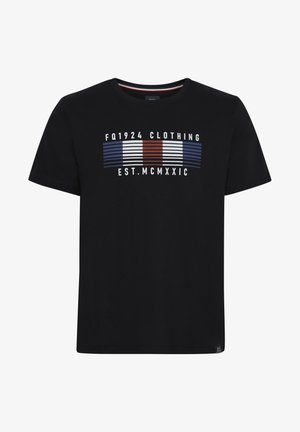 Melnā kokvilnas t-kreklu ar drukātu dizainu, kurā ir horizontālas svītras zilā, baltā un sarkanā krāsā, un teksts "FQ1924 Clothing EST. MCMXXIC."