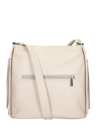 Krémová kožená kabelka přes rameno s texturovaným povrchem, nastavitelného popruhu, přední kapsou na zip a bočními třásněmi. Obdélníkový tvar.