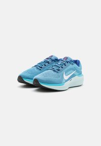 Zapatillas de correr de color azul claro con parte superior de malla, logo de swoosh blanco, punta redondeada y lengüeta acolchada; cuentan con una suela exterior negra texturizada.