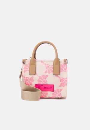 Piccola borsa a tracolla beige con motivo floreale rosa, manici color cuoio, tracolla beige regolabile e patch logo rosa Joop! sul davanti.