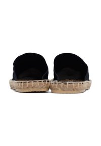 Espadrillas nere in tela con retro aperto, suole in jutal naturale e cuciture intrecciate lungo il bordo. Design piatto per un facile utilizzo.