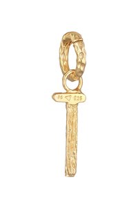 Pendentif en or en forme de clé avec un attache en boucle texturée et martelée, et une clé longue et striée ornée de marques gravées.
