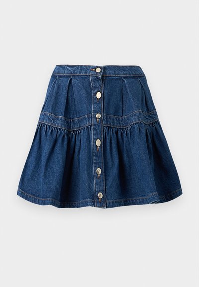 Μπλε τζιν φούστα με κούμπωμα με κουμπιά μπροστά, συγκεντρωμένη κάτω περιοχή και ραμμένες λεπτομέρειες πάνελ σε λευκό φόντο.