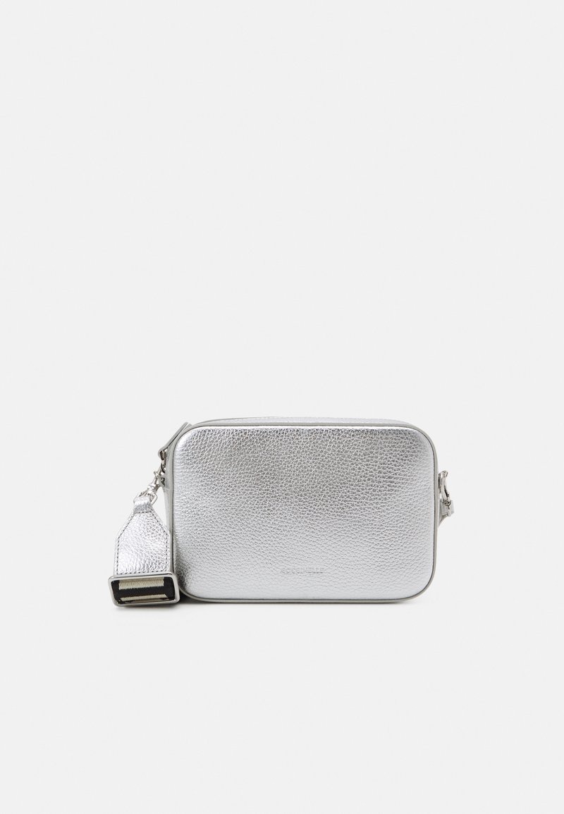 Silverfärgad metallisk crossbody-väska med en strukturerad yta, rektangulär form, dragkedjestängning och avtagbar rem. Anmärkningsvärda sömnadsdetaljer.