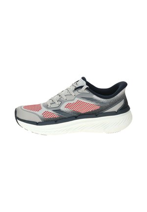 Grauer und roter Mesh-Sportschuh mit weißer dicker Sohle und schwarzem Innenfutter, von der Seite auf weißem Hintergrund dargestellt.