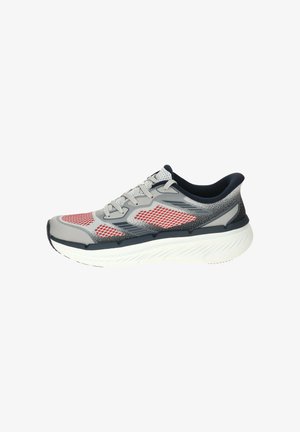 Grauer und roter Mesh-Sportschuh mit weißer dicker Sohle und schwarzem Innenfutter, von der Seite auf weißem Hintergrund dargestellt.