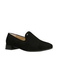 Scarpa slip-on in suede nero con tacco basso, dotata di punta arrotondata e di un sottile accento metallico sul lato superiore. Texture liscia.