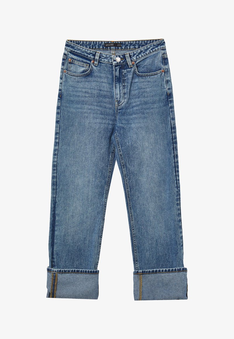 Jean en denim bleu clair avec une coupe droite, des coutures visibles, cinq poches et des ourlets retroussés au niveau des chevilles.