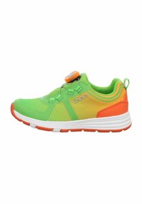 Zapatilla deportiva de malla verde con acentos naranjas, que presenta un diseño aerodinámico, sistema de cordones cerrado y un cuello acolchado para mayor comodidad.