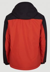 Veste isolante rouge et noire avec capuche, présentant une texture lisse et un design en blocs de couleur. Comprend un ourlet droit et aucun dispositif de fermeture visible.