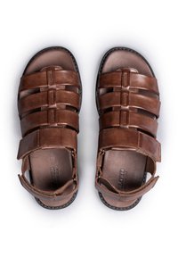 Braune Ledersandalen mit mehreren Riemen, die eine strukturierte Oberfläche aufweisen, verstellbare Klettverschluss und eine gepolsterte Fußbett.