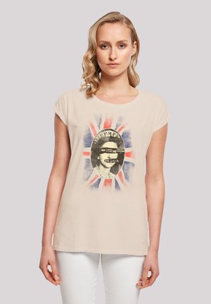 Beige Kurzarm-T-Shirt mit rundem Halsausschnitt, das ein grafisches Porträt einer Königin und die Union Jack in verblassten Farben zeigt.
