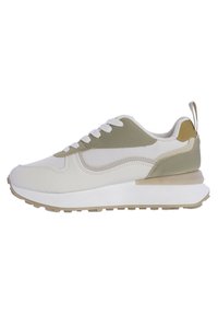 La zapatilla presenta una parte superior de cuero blanco y malla con acentos en oliva, cordones planos, una suela blanca gruesa con un tread marrón claro, y una pestaña en el talón.