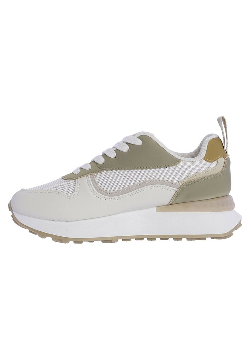 La zapatilla presenta una parte superior de cuero blanco y malla con acentos en oliva, cordones planos, una suela blanca gruesa con un tread marrón claro, y una pestaña en el talón.