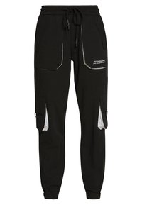Zwarte cargobroek met elastische tailleband en trekkoord, voorzien van reflecterende accenten en meerdere zakken aan de zijkanten.