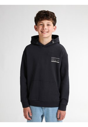 Sweat à capuche noir avec une poche avant, un cordon de serrage et un logo imprimé sur la poitrine. Le matériau semble doux et chaud.